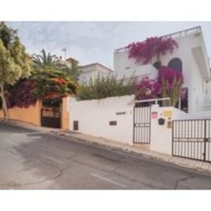 'Habitación Azul Con Baño Privado' with Mountain View Wi-Fi and Air Conditioning